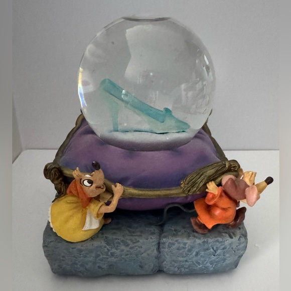 Disney’s Cinderella Glass Slipper Snowglobe with Jaq ,Gus, Suzy & Perla - Picture 4 of 11